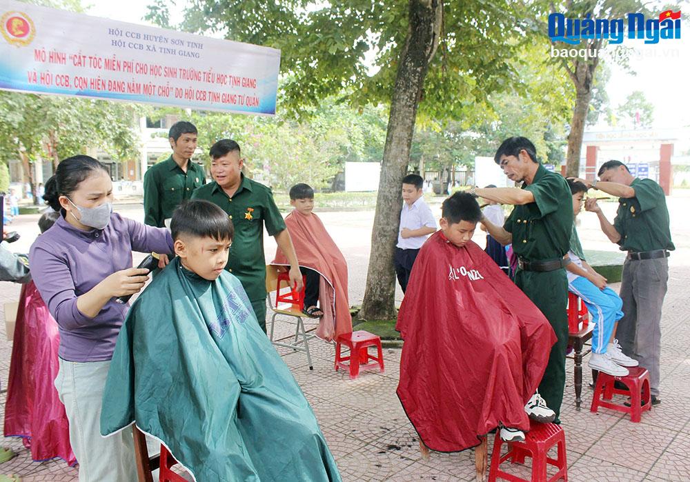 Các cựu chiến binh ở xã Tịnh Giang (Sơn Tịnh) hớt tóc miễn phí cho các em có hoàn cảnh khó khăn. 
