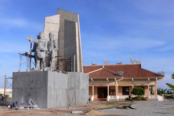 Lắp đặt thành công tượng đài đội Hoàng Sa kiêm quản Trường Sa