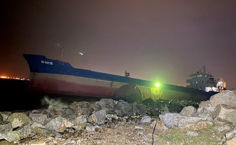 Video: Nỗ lực đưa 10 tấn dầu DO trên tàu bị nạn lên bờ