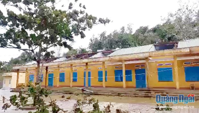 Trường Phổ thông Dân tộc bán trú Tiểu học và THCS Ba Trang (Ba Tơ) bị tốc mái điểm chính cơ sở tiểu học, nên dự kiến tuần sau mới hoạt động trở lại.