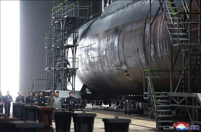 Nhà lãnh đạo Triều Tiên Kim Jong-un (thứ 2, phải) thị sát một tàu ngầm mới chế tạo. Ảnh: Yonhap.