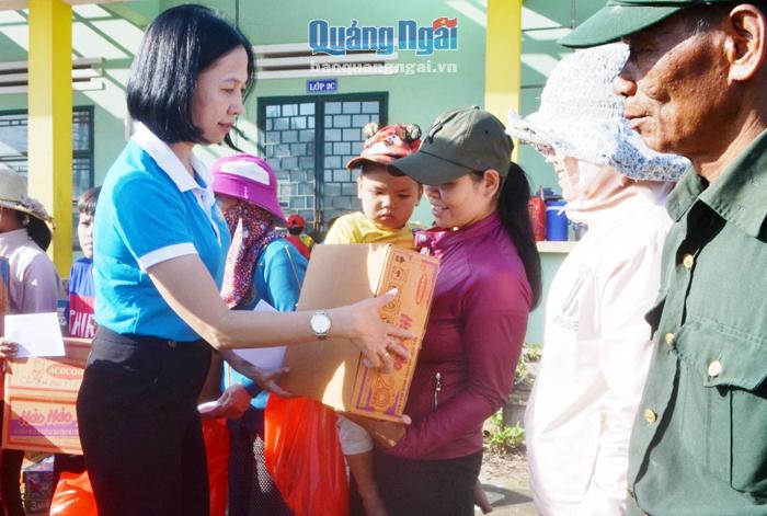Chủ tịch Hội LHPN tỉnh Lê Na trao quà hỗ trợ cho các hộ dân bị thiệt hại do bão số 9 ở xã Bình An (Bình Sơn).      Ảnh: H.Thu