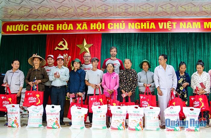 Bia Việt trao quà hỗ trợ cho người dân bị ảnh hưởng thiên tai tại Nghĩa Hành