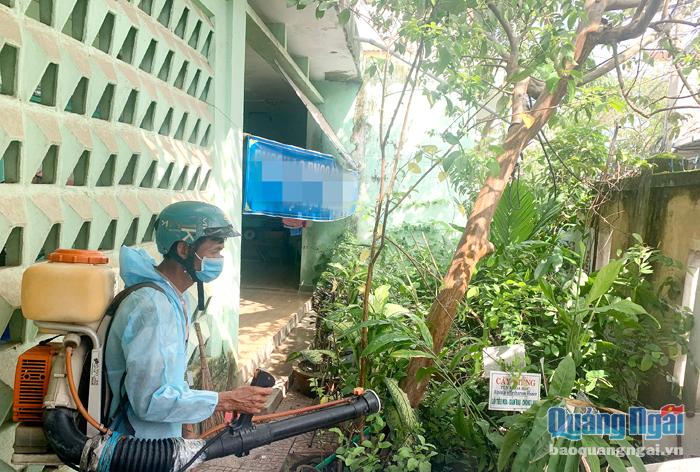 Nhân viên Trung tâm Y tế TP.Quảng Ngãi phun hóa chất, diệt bọ gậy, lăng quăng, để phòng ngừa dịch bệnh.