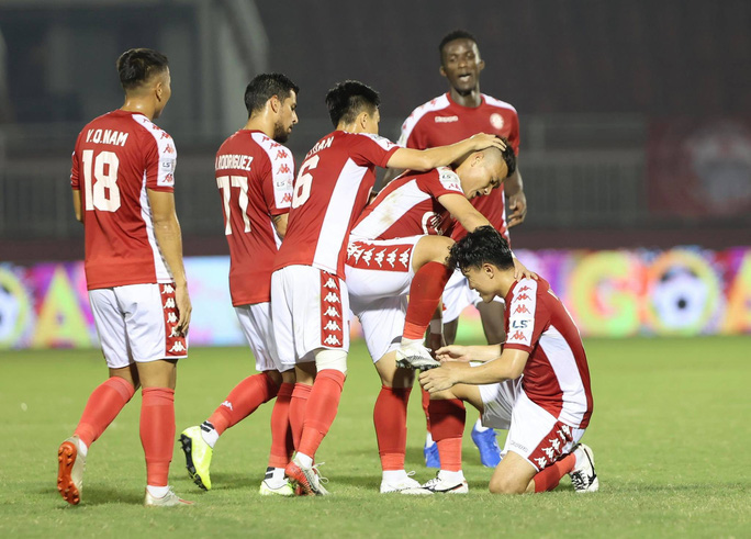 Trần Phi Sơn lập cú đúp bàn thắng giúp đội chủ nhà giành chiến thắng chung cuộc - Ảnh: Quang Liêm