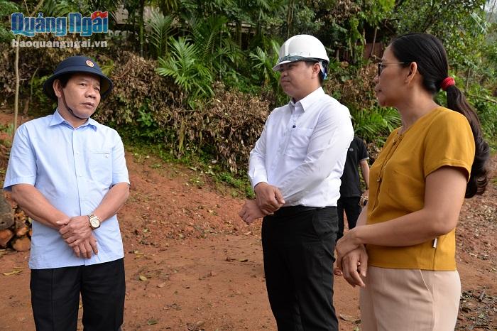 Chủ tịch UBND tỉnh Đặng Văn Minh kiểm tra thực tế tình trạng sạt lở núi tại thôn Làng Tranh, xã Long Sơn, huyện Minh Long