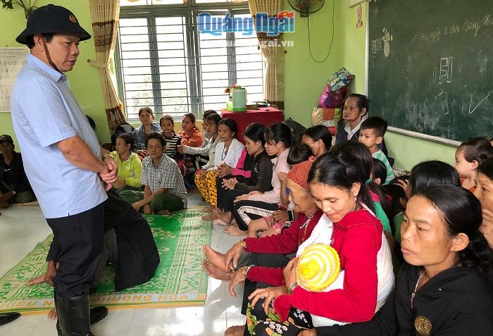 Thăm hỏi, động viên 27 hộ dân thôn Gò Tranh đang di dời khẩn cấp đến ở tạm tại điểm trường mẫu giáo xã Long Sơn