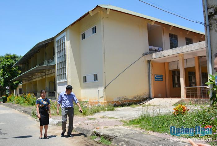 Hệ thống thu gom nước thải y tế ở Trung tâm Y tế huyện Sơn Hà đã xuống cấp nghiêm trọng.