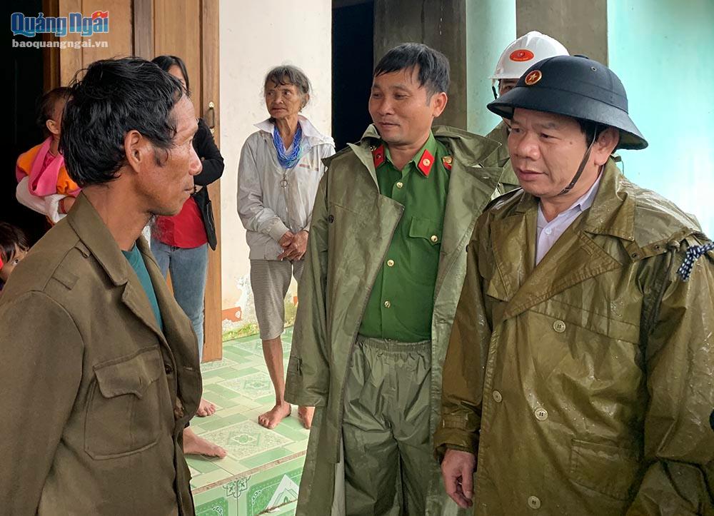 Chủ tịch UBND tỉnh Đặng Văn Minh thăm, hỏi, động viên người dân ở thôn Cưa thuộc diện di dời khẩn cấp do sạt lở