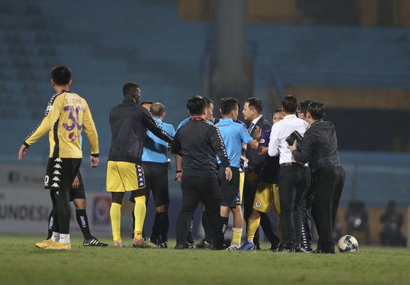 Cầu thủ và ban huấn luyện CLB Hà Nội phản ứng với trọng tài làm xấu hình ảnh của V-League - Ảnh: NAM KHÁNH