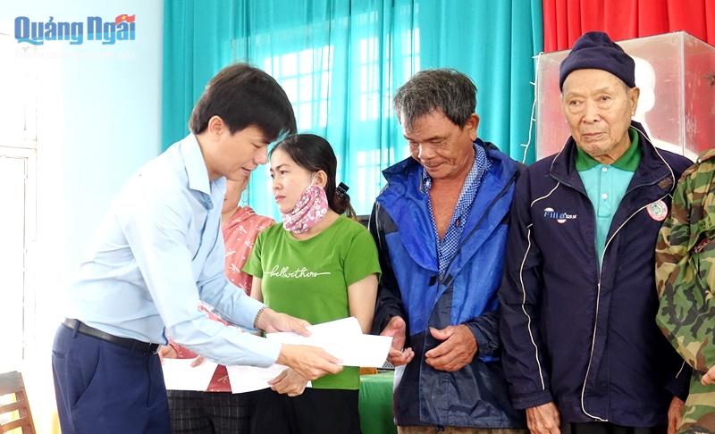 Ông Trần Như Vương Quốc Nghĩa - Chủ tịch HĐQT kiêm TGĐ Công ty CP Xây dựng Kinh doanh Bất động sản Nam Khang trao quà cho bà con nhân dân