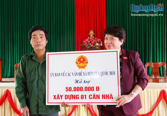 Bà Nguyễn Thúy Anh Đoàn đại diện Đoàn công tác Ủy ban các vấn đề Xã hội Quốc hội trao 50 triệu đồng cho 1 gia đình khó khăn có nhà bị sập hoàn toàn
