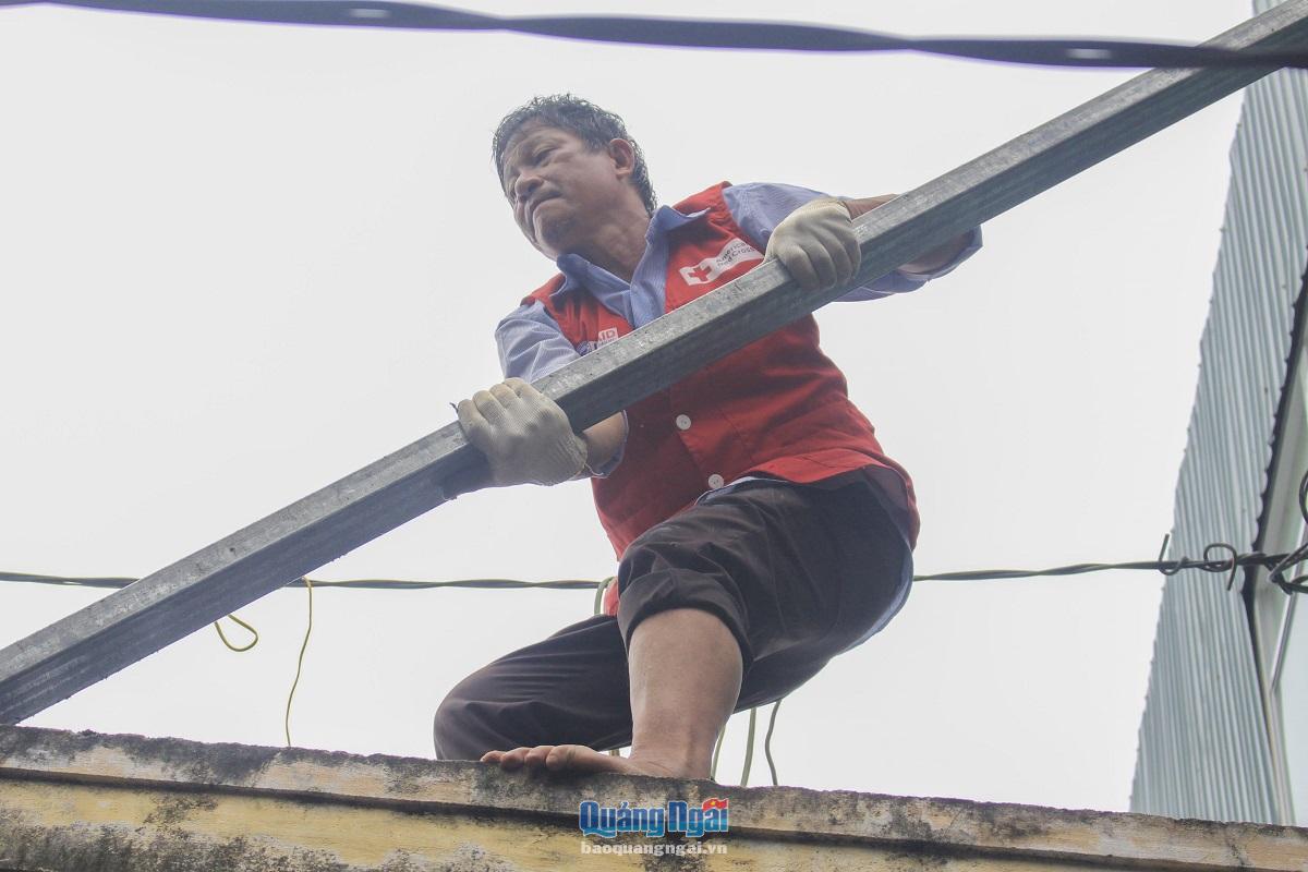 Hỗ trợ giúp người dân sửa chữa, gia cố lại nhà cửa tại thôn Phổ Trường, xã Nghĩa An (TP.Quảng Ngãi).