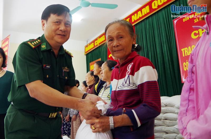 BĐBP Quảng Ngãi trao gạo hỗ trợ nhân dân thiệt hại bão số 9 ở xã Bình Thạnh, huyện Bình Sơn