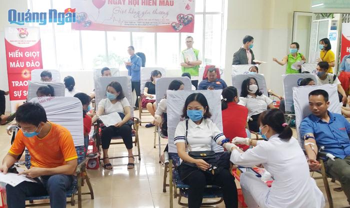 Đoàn viên, thanh niên Khối Cơ quan và Doanh nghiệp tỉnh tham gia hiến máu ngày 7.11.          Ảnh: PV