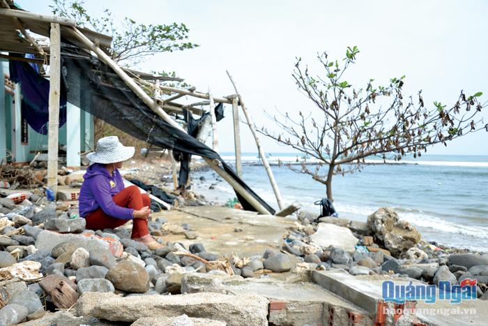 Bà Nguyễn Thị Năm, ở thôn An Cường, xã Bình Hải (Bình Sơn) ngồi thẩn thờ trên nền nhà đã bị sóng biển đánh sập trong bão số 9. 