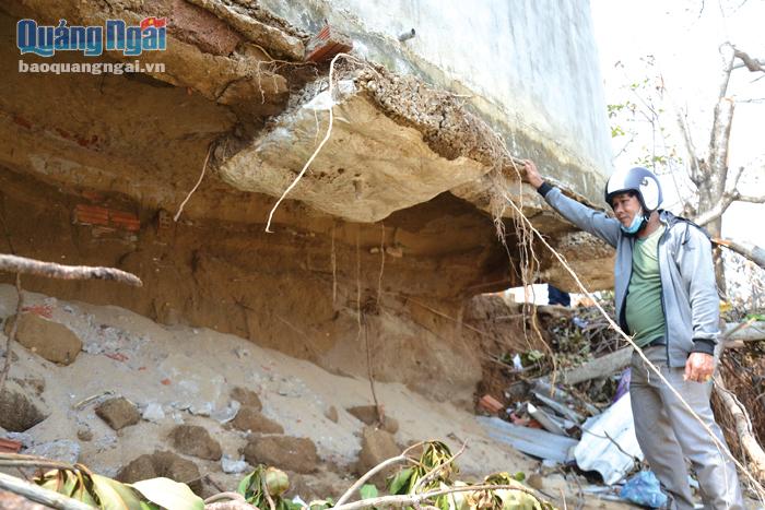 Sóng biển đã ngoạm sâu vào nhà của gia đình anh Huỳnh Xuân Quang, ở xã Bình Hải (Bình Sơn). 