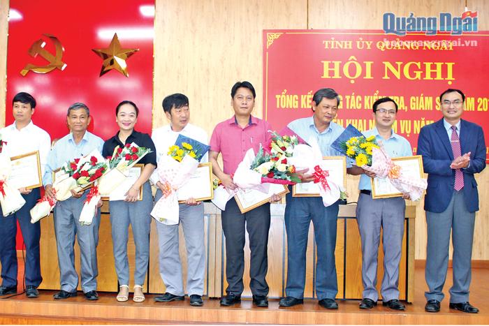Chủ nhiệm UBKT Tỉnh ủy Võ Văn Quỳnh trao giấy khen cho các tập thể có thành tích xuất sắc trong công tác kiểm tra, giám sát năm 2019.     Ảnh: MỸ LỘC
