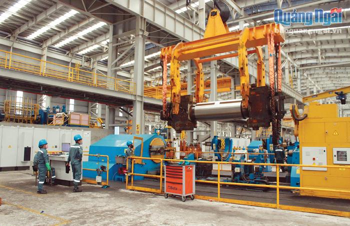 Phát triển công nghiệp tiếp tục sẽ là nhiệm vụ đột phá của Quảng Ngãi trong nhiệm kỳ 2020 - 2025.  Trong ảnh: Công nhân vận hành sản xuất tại Nhà máy thép Hòa Phát Dung Quất.           ẢNH: TL