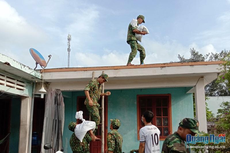Lực lượng vũ trang giúp dân chằng chống nhà cửa phòng chống bão 