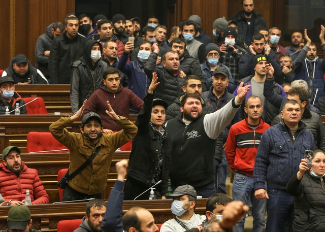 Người biểu tình Armenia phản ứng giận dữ bên trong tòa nhà Quốc hội (Ảnh: Reuters)