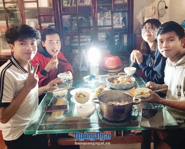 Sinh viên Lào  dùng cơm tối tại nhà giáo viên Hồ Phương Như (Trường Cao Đẳng Y tế Đặng Thùy Trâm).