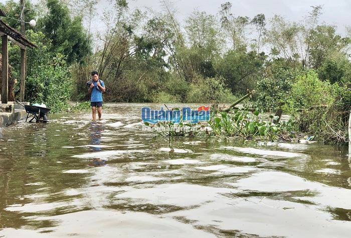 Tuyến đường độc đạo vào thôn Xuân Vinh bị ngập lụt, sâu đến hơn 1m