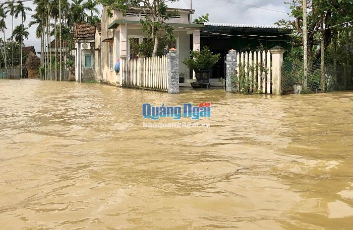 Toàn huyện Nghĩa Hành có hơn 1.500 hộ dân bị nước lũ bao vây