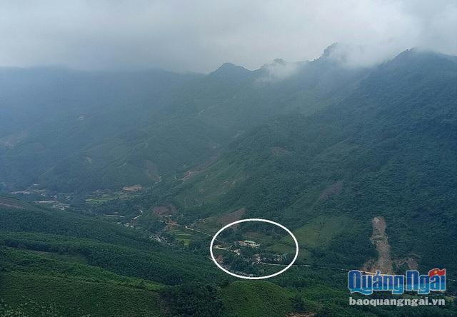 Trường Tiểu học & THCS Ba Giang nằm dưới chân núi có nguy cơ sạt lở cao (Ảnh tư liệu)