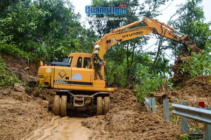 Đơn vị thi công khắc phục điểm sạt lở trên tuyến tỉnh lộ 623 thuộc địa phận xã Sơn Dung, huyện Sơn Tây