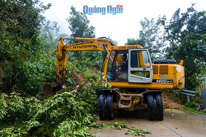 Đơn vị thi công khắc phục điểm sạt lở trên tuyến tỉnh lộ 623 thuộc địa phận xã Sơn Dung, huyện Sơn Tây