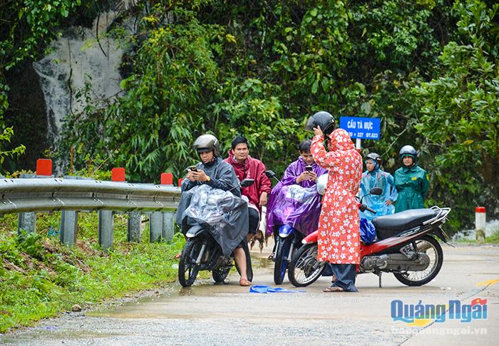 Nhiều cán bộ, nhân dân lên huyện Sơn Tây đang đợi đường được thông tuyến để đi lưu thông.