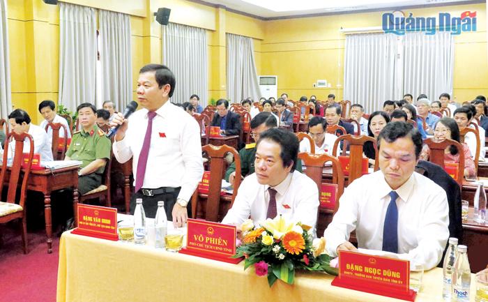 Chủ tịch UBND tỉnh Đặng Văn Minh giải trình làm rõ thêm nội dung một số tờ trình. Ảnh: T.Thuận