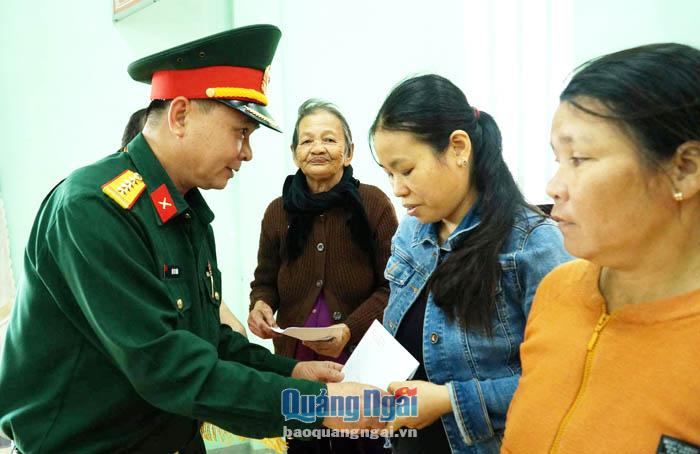 Chính ủy Bộ CHQS tỉnh, Đại tá Bùi Tá Tuân thăm hỏi và tặng quà cho người dân xã Bình Thuận (Bình Sơn) bị thiệt hại nặng sau bão số 9.