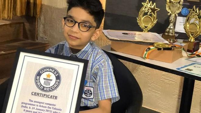 Arham Om Talsania được Tổ chức Kỷ lục Guinness Thế giới trao giấy chứng nhận. (Ảnh: CWBN Live)