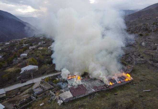 Người dân Armenia tại Karvachar tự đốt nhà của mình trước khi vùng đất được chuyển giao cho Azerbaijan. (Ảnh: AP)