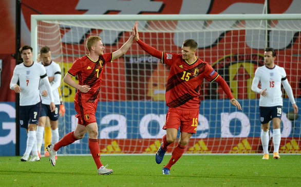 Các cầu thủ Bỉ (áo đỏ) ăn mừng sau bàn thắng thứ hai - Ảnh: REUTERS