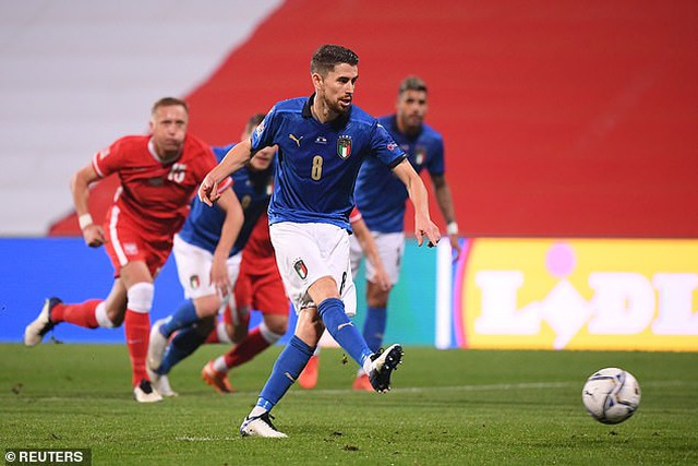 Jorginho ghi bàn cho Italia từ chấm phạt đền
