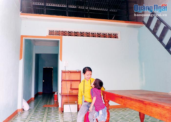Mẹ con chị Phạm Thị Bích Ngân, ở xã Bình Hải (Bình Sơn) ổn định cuộc sống khi có ngôi nhà chống bão, lũ kiên cố.