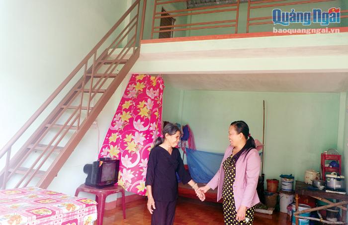 Bà Nguyễn Thị Điểm (bên trái), ở xã Đức Thắng (Mộ Đức) yên tâm sinh sống trong căn nhà kiên cố, phòng tránh được bão, lũ. 
