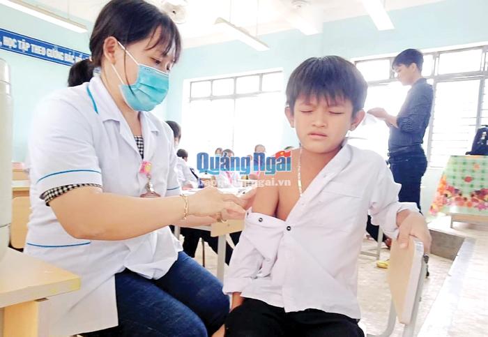 Huyện Ba Tơ triển khai tiêm vắc xin phòng bệnh bạch hầu cho học sinh. 