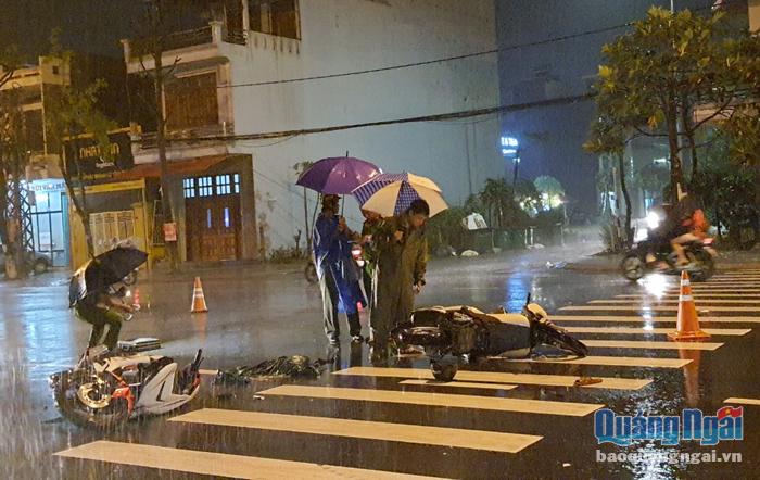 Hiện trường vụ tai nạn giao thông trên đường Lê Lợi (TP.Quảng Ngãi) tối ngày 5.11, khiến hai người điều khiển phương tiện bị thương. 