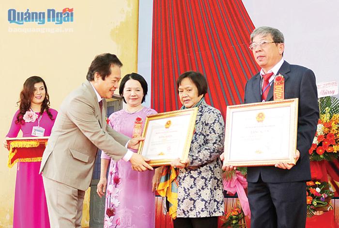 Phó Chủ tịch UBND tỉnh Võ Phiên trao Bằng khen của UBND tỉnh cho các tập thể, cá nhân Trường THPT Dân tộc nội trú tỉnh.            Ảnh: TRỊNH PHƯƠNG