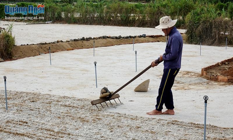 Điều kiện thời tiết bất lợi khiến cho việc sản xuất của bà con nông dân Lý Sơn gặp khó