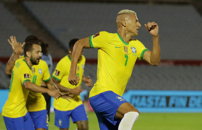 Cavani lãnh thẻ đỏ, Uruguay thua thảm Brazil