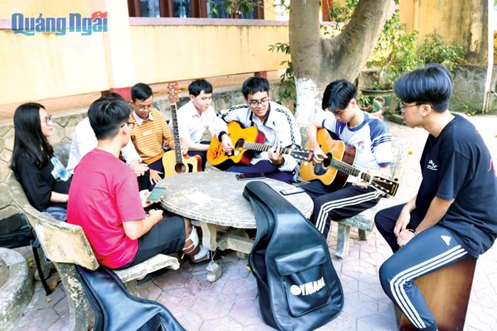 Nhiều câu lạc bộ được thành lập ở Trường THPT Trần Quốc Tuấn giúp học sinh trau dồi kỹ năng sống. Ảnh: Trịnh Phương
