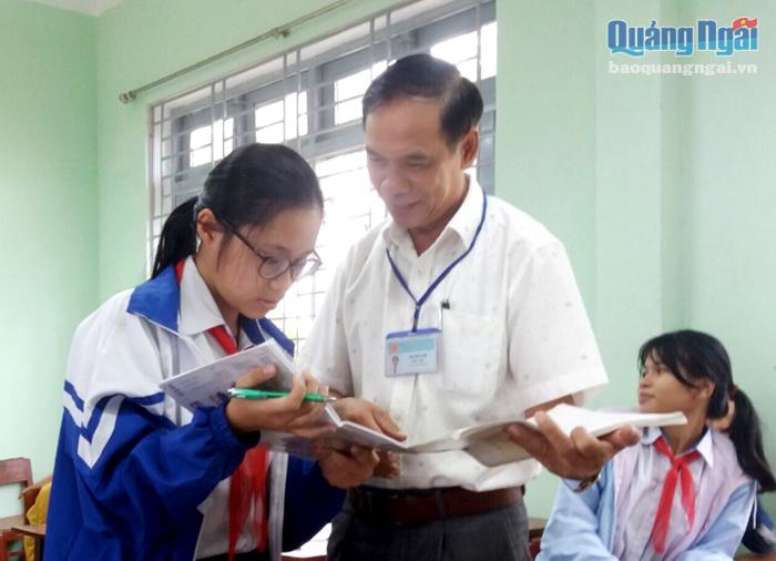 Thầy giáo Lê Công Tuệ, Trường THCS Nghĩa Thắng (Tư Nghĩa) luôn nỗ lực cống hiến vì sự nghiệp giáo dục tỉnh nhà.