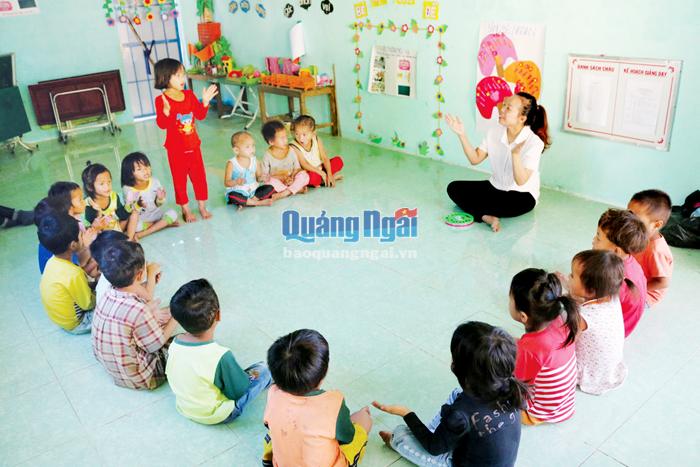 Các cô giáo Trường Mầm non Trà Bùi (Trà Bồng) luôn tận tình chăm sóc các cháu.