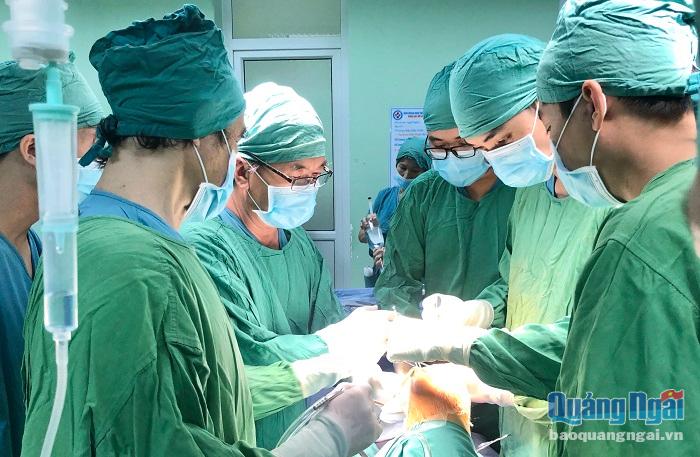 Ca phẫu thuật chuyển giao kỹ thuật thay khớp gối tại Bệnh viện Đa khoa Quảng Ngãi