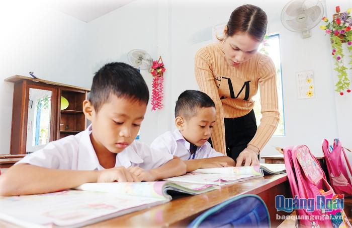 Vì lớp ghép các em học sinh nhiều độ tuổi khác nhau, nên cô giáo Đinh Thị Kem phải tìm hiểu phương pháp dạy học phù hợp cho các em.                         Ảnh: BẢO HÒA
